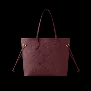 The Maison’s iconic Speedy 25 handbag is offered in this versatile edition, crafted from 